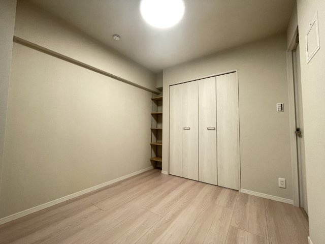 ダブルサイズのベッドを置いても、余裕がある広さです。　