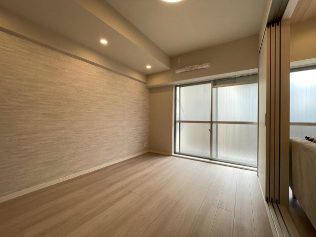 LD横の洋室は、扉を開けて解放感ある空間に。　