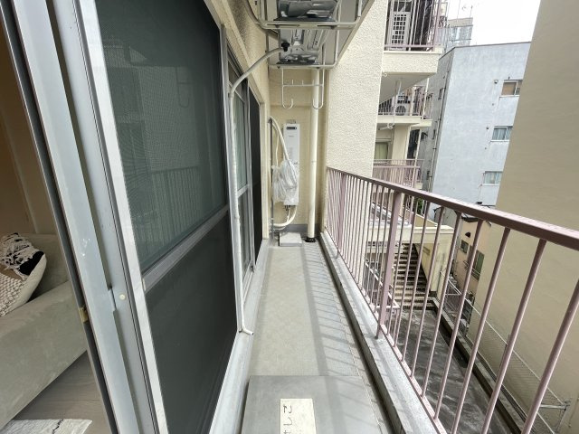 前面棟無しで南東向きのバルコニーは、陽当たり・通風良好です。　