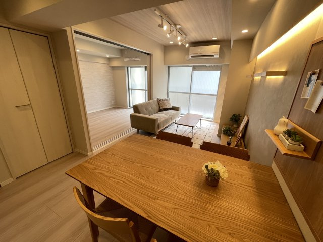 広々としたLDKは、隣接するお部屋の扉を開けて、さらに解放感ある空間に。　