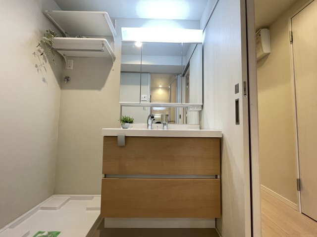 三面鏡付きの洗面台で朝の身支度もバッチリです。　