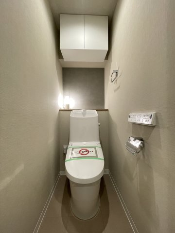 温水洗浄便座付きの清潔感あるトイレは、落ち着いた空間に。　