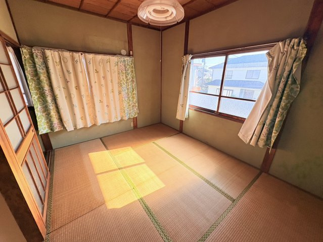 二面採光で明るく風通しの良い和室です。畳のぬくもりが心地よく、読書やお昼寝などリラックスした時間を過ごせます。隣接するベランダへもアクセスしやすく、洗濯物の取り込みや換気もスムーズに行えます。　