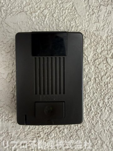 屋外にモニター付きインターホンを設置しており、来訪者を室内から確認できるため安心です！