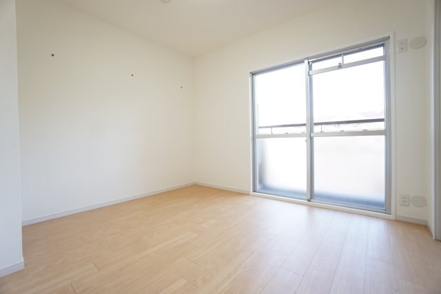 玄関横の洋室です。開口部の大きい明るいお部屋です。