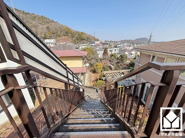 高低差のある旗竿地で土地が道路から離れており、騒音や排気ガスの影響を受けにくいため、静かな環境で落ち着いた生活をお送りいただけます。