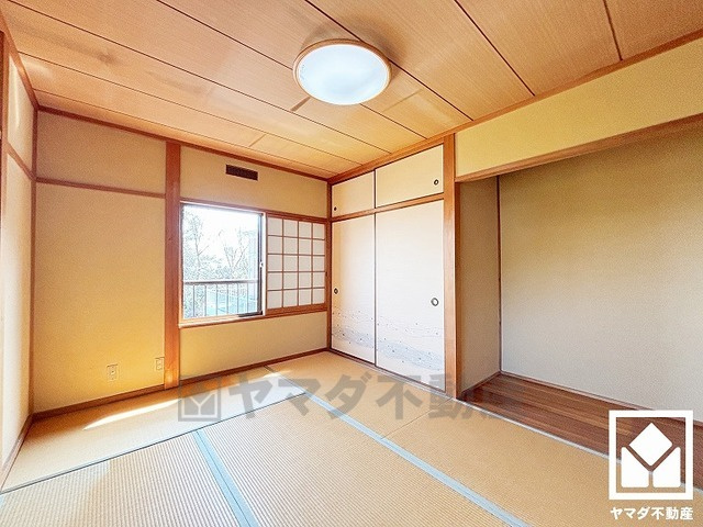 約6帖の2階和室です。畳の香りに包まれる、心落ち着く和の空間。忙しい日常の中で、ほっと一息つける癒しの住まい。