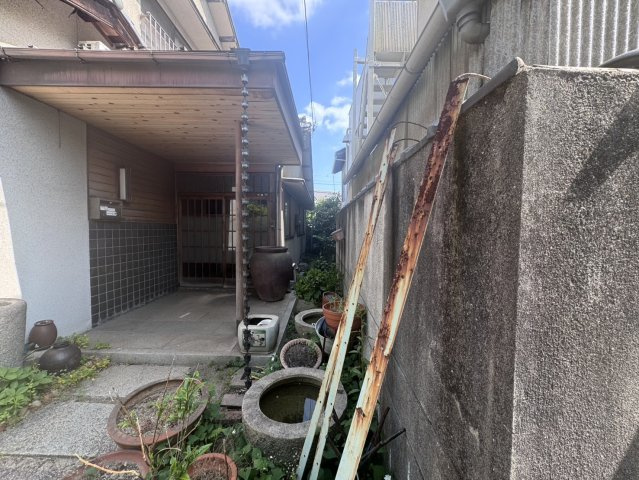 ゆとりある敷地形状を活かし、建替え用地としても様々なプランをご検討いただける土地です。現地では敷地の広さや住環境の良さを実感していただけます。平屋住宅など、ゆとりある住まいづくりにも適しています。
