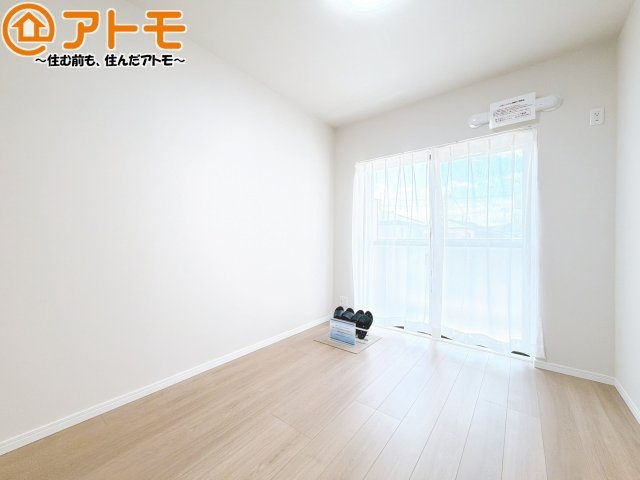 壁と床がシンプルな色合いだからこそ自分だけの空間を作れます♪お部屋作りのイメージは順調でしょうか♪