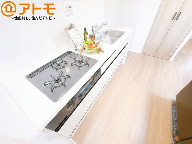 つなぎ目の少ないシステムキッチンは、隙間に溜まる汚れも少なく、サッと拭けてお掃除の手間も軽減♪