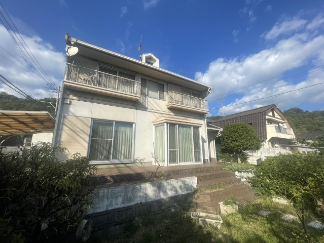 こちらは敷地400m2超の広々とした注文住宅。ガーデニングに最適な庭付きで、開放感あふれる眺望が魅力です。ハウスメーカー施工で安心、浴室は15年前にリフォーム済み。市内を一望できる好立地の物件です。