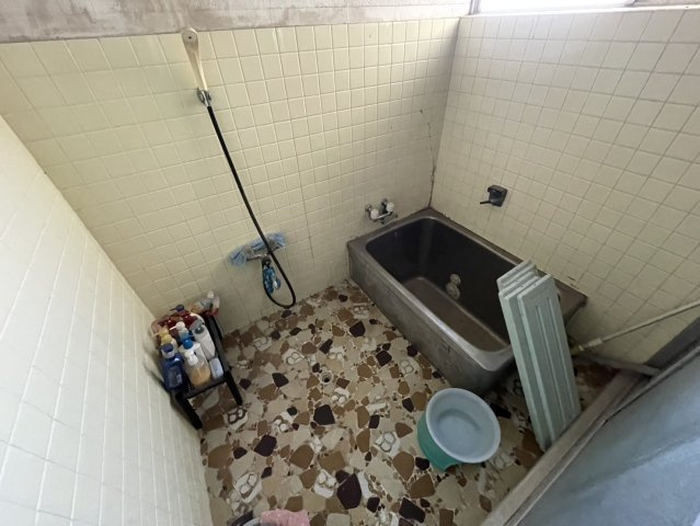 昔ながらのタイル張りの浴室で、レトロな雰囲気です。現状のままでも利用可能ですが、リフォームでユニットバスへ変更すれば、お手入れのしやすさや断熱性が向上し、快適なバスタイムを実現することができます。