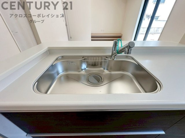 大きなシンクでお鍋などの大きな調理器具を洗う際にも便利です。　