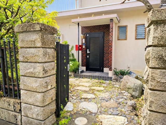 玄関には庇があり雨天時の出入りは濡れにくいです。少しだけ地面から高くなっているので、外からの汚れや湿気・砂ぼこりを室内に入りにくくします！