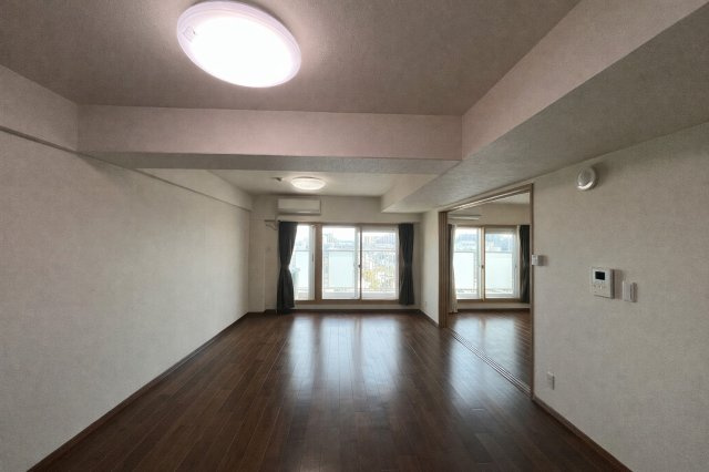 この写真はAIで家具を消しています