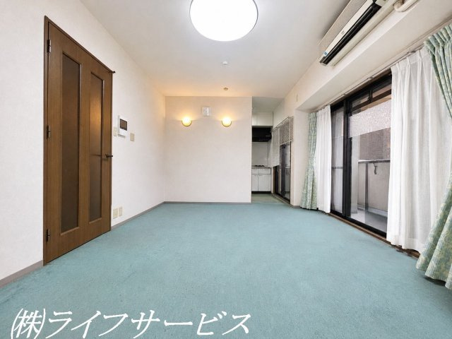 ＬＤＫ広々約23帖／東南向きのリビングルームは陽当り良好！（一部AIで家具消しをしています）
