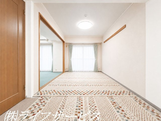 ＬＤＫ広々約23帖／東南向きのリビングルームは陽当り良好！（一部AIで家具消しをしています）