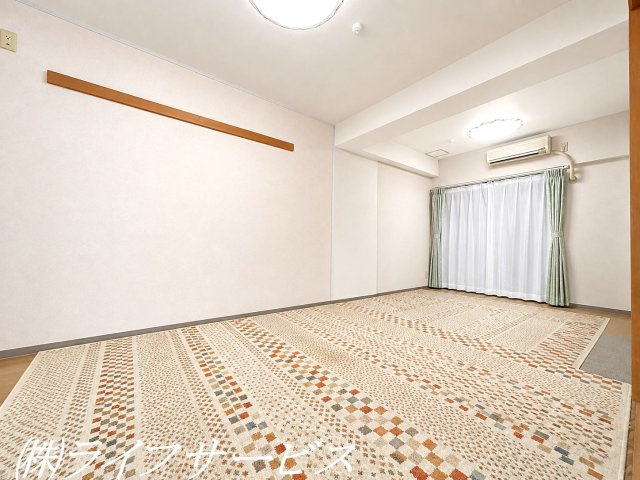 システムキッチン／3口ガスコンロでお料理楽々！カップボードあり！（一部AIで家具消しをしています）