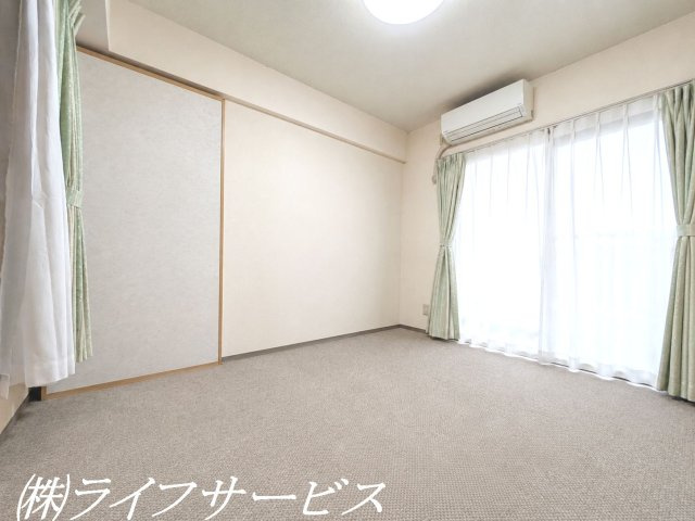 洋室5.9帖／クローゼット有（一部AIで家具消しをしています）
