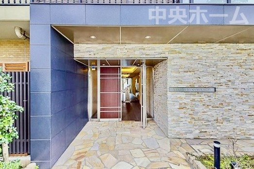 【エントランス】マンションのエントランスは、その物件の印象を決める、顔とも言える場所です。毎日通る場所ですからきれいなのが一番です。エントランス内はオートロックですので暮らしの安全も確保されています。