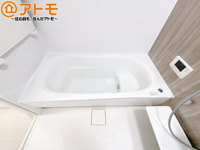 お子様やお年寄りが使いやすいだけでなく、半身浴にも便利なベンチタイプの湯舟です。お湯の節約にも！