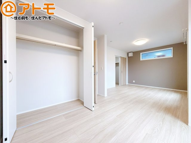 アクセントクロスが印象的なお部屋です。お気に入りの家具に囲まれてゆったり過ごしたいですね♪