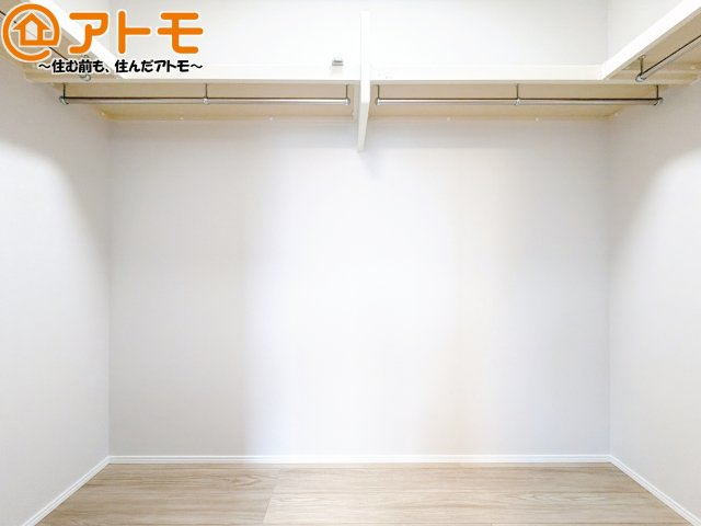 収納家具を減らせる容量の大きなクローゼット♪
