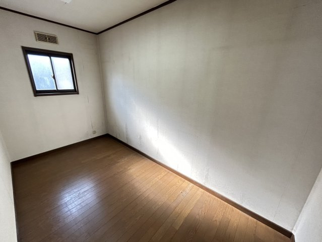 奥行きのあるウォークインクローゼットは、衣類はもちろん季節家電やスーツケースなどもまとめて収納できます。窓付きで、湿気がこもりにくいのも嬉しいポイントです。棚やハンガーパイプの設置でアレンジ可能です。