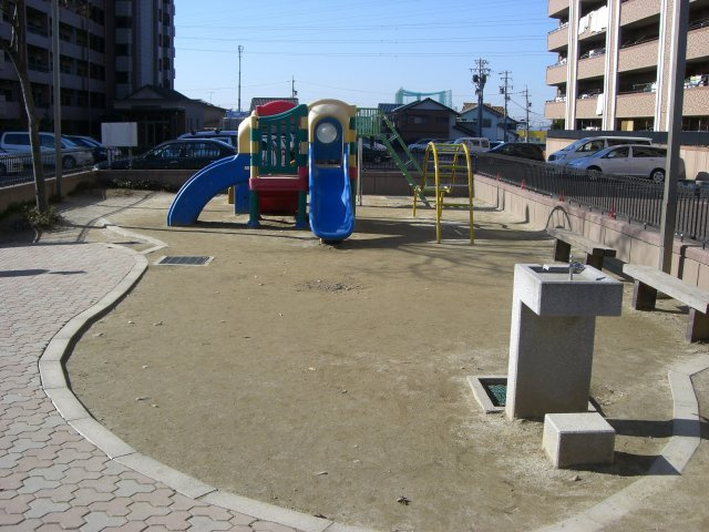 公園が敷地内にあり、小さなお子さんと遊ぶことができます