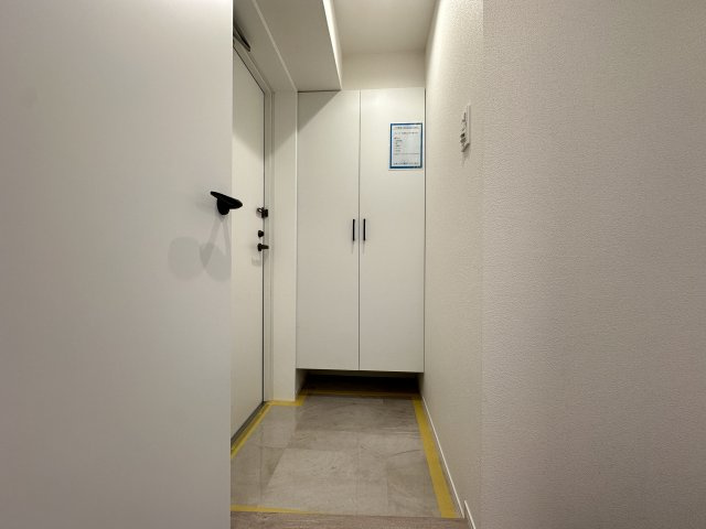 白を基調とした玄関空間は、大型のシューズボックスが備わっており、スッキリとした玄関になりますね。