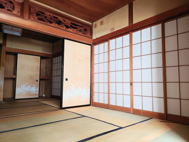 1階和室：彫りの美しい欄間があり趣きがあります。奥の和室には床の間と押入もあります。