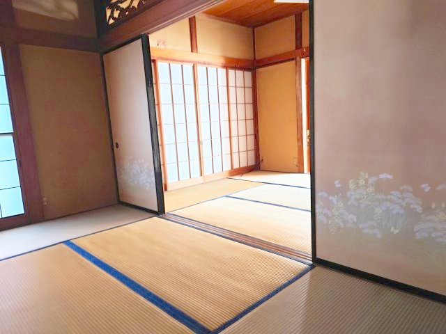 1階和室：ふすまをはずしてつなげることで部屋全体に抜け感が生まれ、明るくなりますね