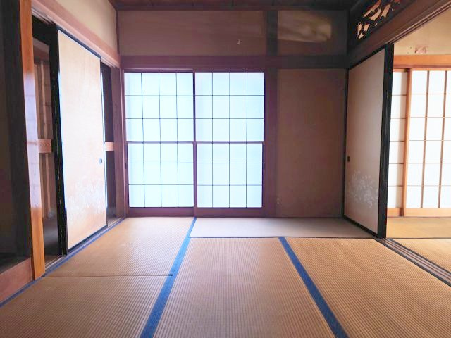 1階和室：障子からの光、欄間からの光、床の間の存在で落ち着いた雰囲気を味わえます。
