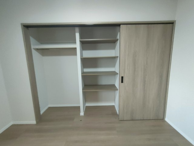 収納付きの6畳の洋室です
