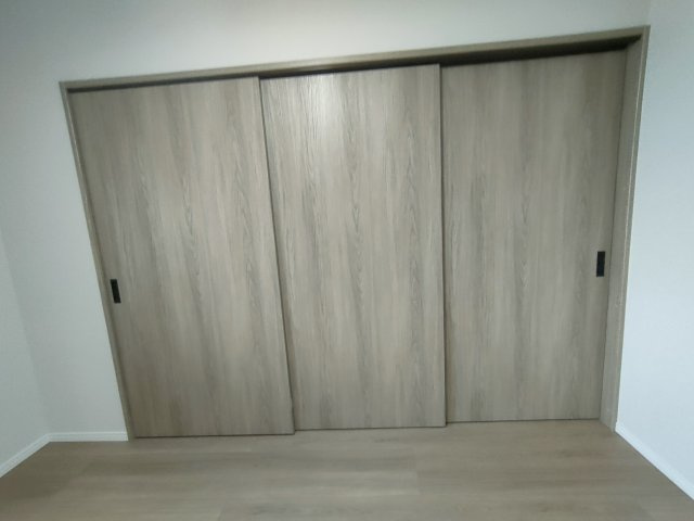 収納付きの6畳の洋室です