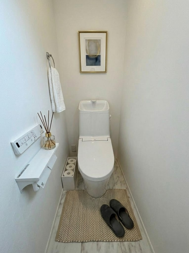 【トイレ】　温水洗浄便座付きのトイレ空間は、毎日の生活を気持ちよく過ごせます。※画像はイメージです。　嬉しいタオルリングやペーパーホルダーも完備です。