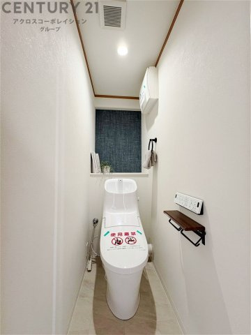 温水洗浄便座付トイレは温水洗浄機能により、暖かい水でおしりを洗浄することができ、冷たい水を使う従来の便座に比べ、温水洗浄機能で暖かいトイレを提供し、快適な使用を可能にします。