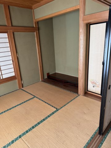 落ち着きのある床の間を設けた、畳の香り漂う和室です。