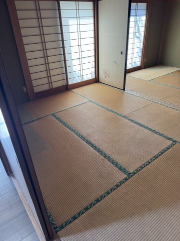 穏やかな時間を過ごせる和室です。襖を外せば大人数の来客にも対応可