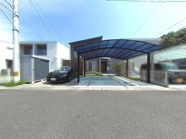 ゆとりある全面道路。運転の苦手な方も安心です♪