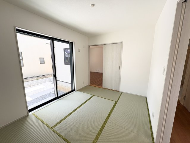 和の趣を感じる5．8帖和室。
