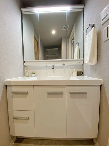 使い勝手の良い洗面化粧台を新規交換いたしました。清潔感あふれるデザインと便利な収納スペースを備えており、慌ただしい朝の身支度も快適に行えます。毎日の生活に寄り添う快適な水回り空間です。