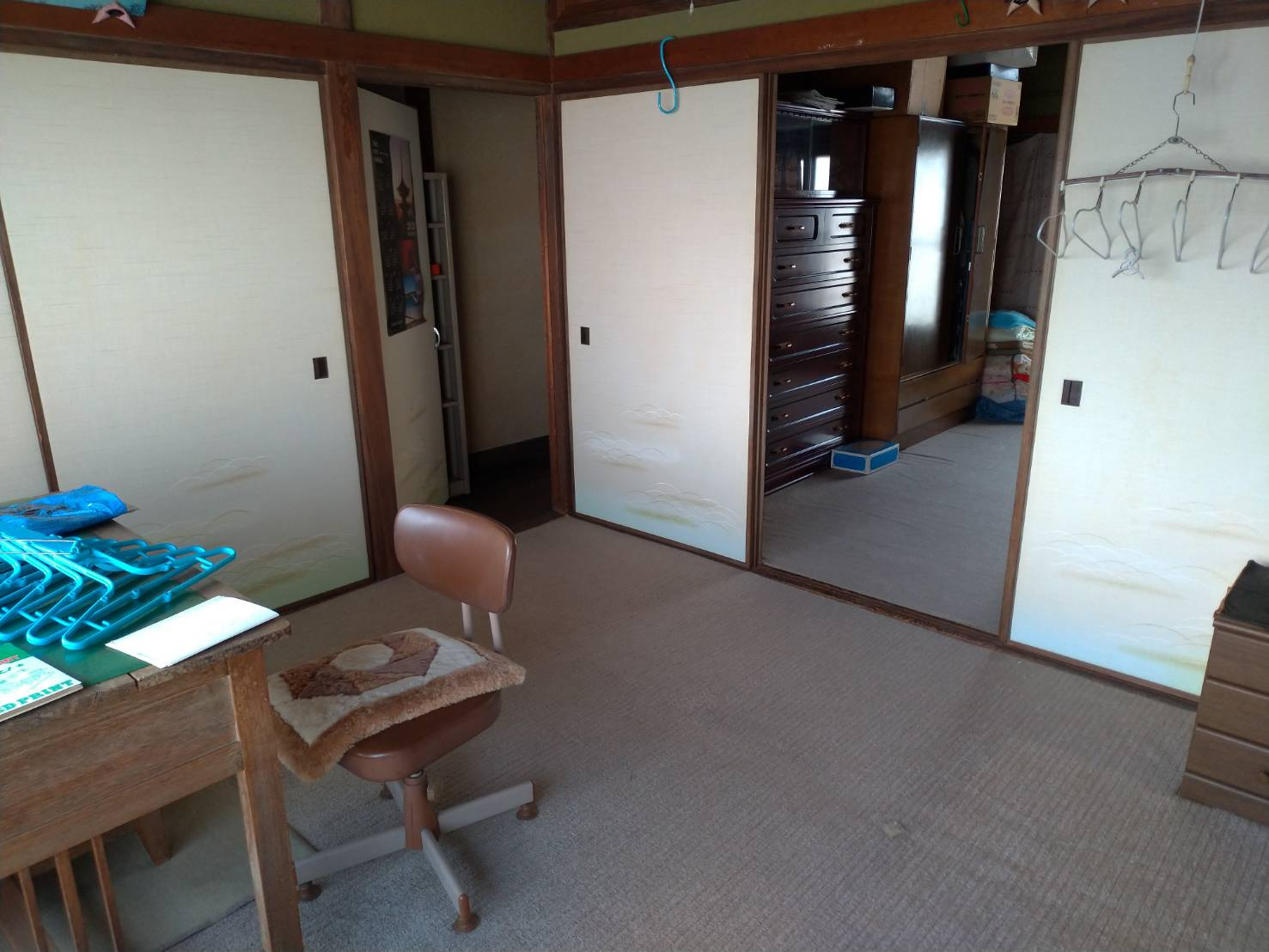 押入・収納スペースが充実した和室で、衣類や生活用品をすっきり整理可能。隣室とのつながりもあり、間取りの使い方次第で広々とした空間としても利用可能。家具配置の自由度も高くなっております。