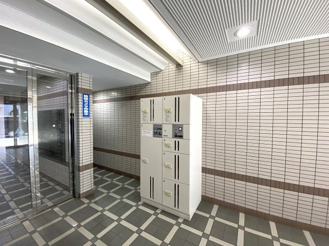 ご不在時でも24時間いつでも荷物を受け取ることができる便利な宅配ボックスです。再配達の手間を省くことができるため、お仕事で忙しい方や日中に外出が多いご家庭にも大変重宝される設備です。