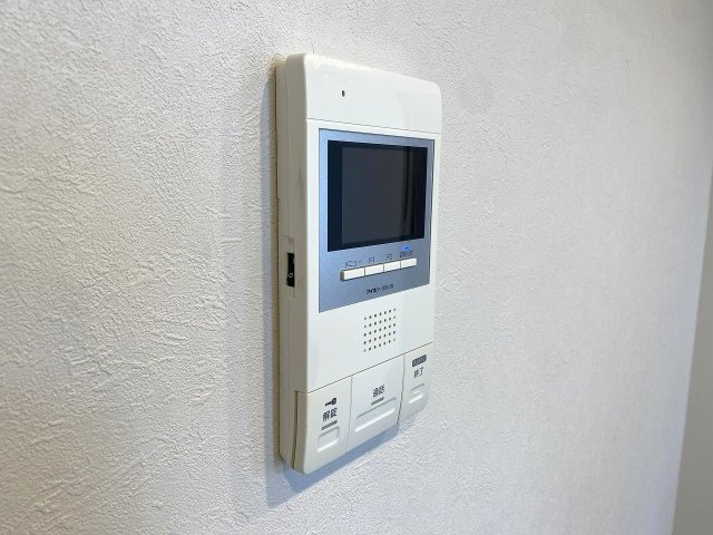 訪問者の顔を室内からしっかり確認できるTVモニター付きインターホン。突然の来客時にも落ち着いて安全に対応できるため、毎日の暮らしに安心感をもたらします。