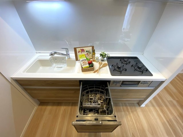 手洗い不要で家事の負担を大幅に減らしてくれるビルトインタイプの食器洗い乾燥機です。高温洗浄と乾燥機能により衛生面でも安心で、食後の片付け時間を短縮してご家族との時間を増やしてくれます。