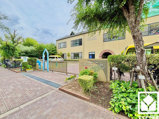 「認定こども園いるか幼稚園」まで徒歩3分。毎日の送迎の負担を軽減し、お子様の急な発熱などの緊急時や、忘れ物を届けたいときもすぐに駆け付けられる、子育て世帯にたいへん心強い距離感です。
