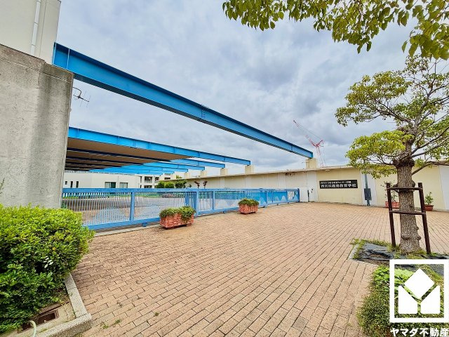 「西宮市立総合教育センター付属　西宮浜義務教育学校」まで徒歩8分。低学年のお子様の通学にも無理のない距離です。小中一貫校のため進学時に環境が変わらず、お子様が安心して学校生活を送れるのもメリットです。