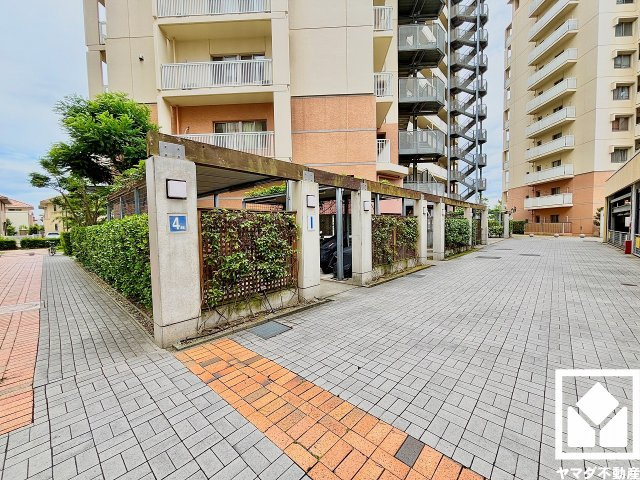 周辺はデザインの統一されたマンションが立ち並ぶ計画的な街並みです。電柱の地中化も行われており、視界の抜ける開放的で美しい景観が広がっています。