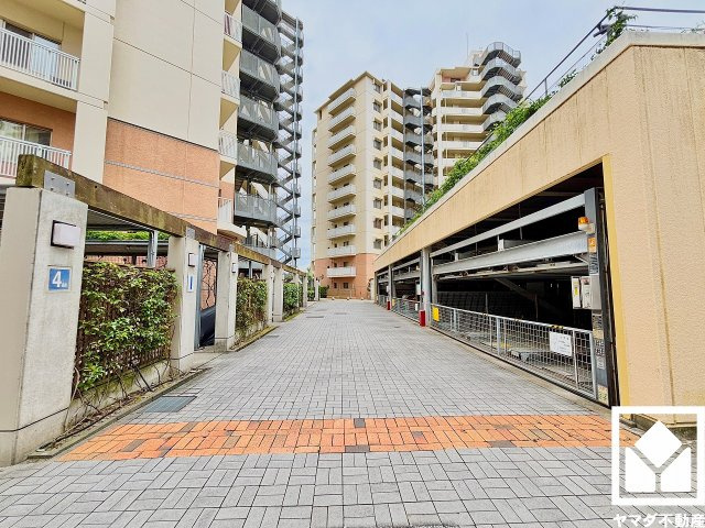 敷地内に駐車場を設置（月額11000円～15000円）。重い荷物や雨の日の移動もスムーズで、快適なカーライフを実現。空き状況等の詳細は弊社スタッフまでお気軽にお問い合わせください。